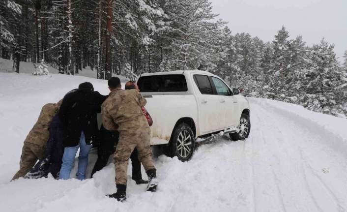 Erzincan’ın yüksek kesimlerinde etkili olan kar ve tipi ulaşımda aksamalara