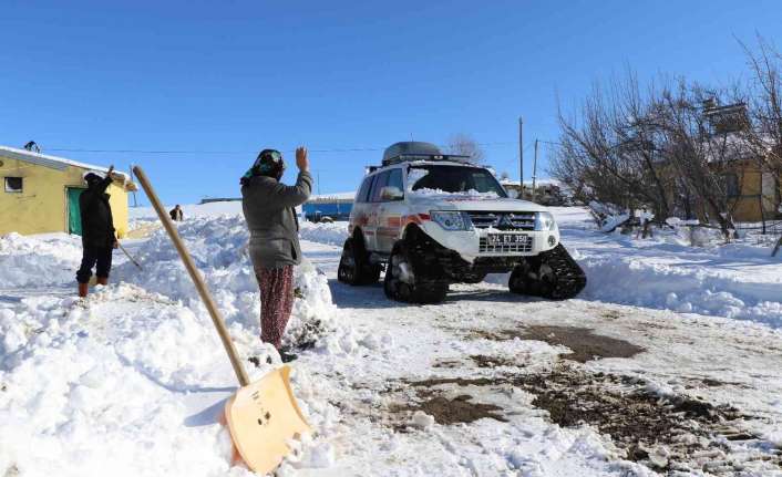 Erzincan’ın Çayırlı ilçesinde kar yağışı nedeniyle yolları kapanan Ozanlı köyünde