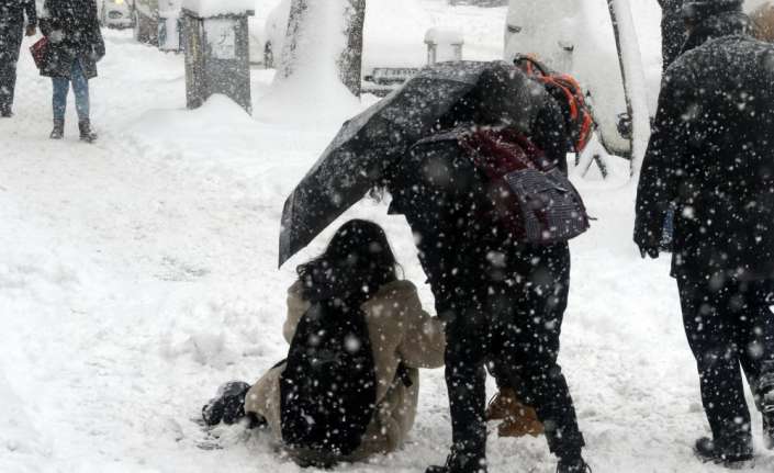 Uzmanlar, karlı ve buzlu zeminlerde düşmeler sonrası meydana gelen ortopedik