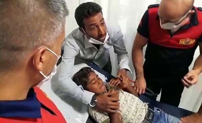 Erzincan’da balık tutarken oltadaki kanca kaşına batan çocuk hastanelik oldu.