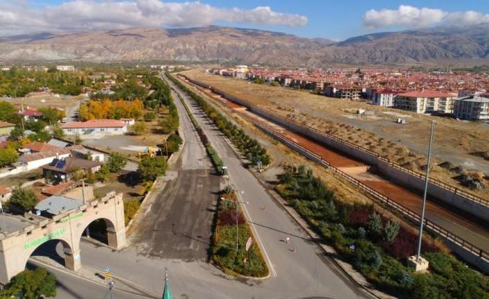 KAVAKYOLU BİNALİ YILDIRIM CADDESİNİN BATI KISMINDA ASFALT ÇALIŞMASI