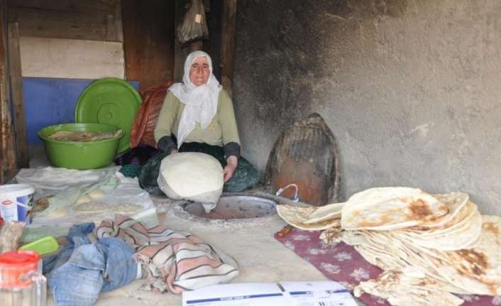 Erzincan’da kavurucu sıcağa rağmen tandırda ekmek pişirerek geçimlerini sağlamaya çalışan