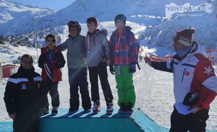 Erzincan’da etkili olan kar yağışının ardından Ergan Dağı Kayak Merkezinde