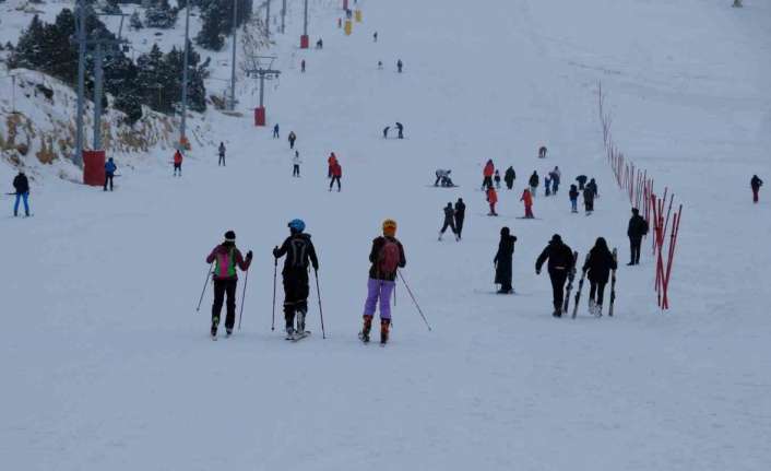 Erzincan’da beklenen yağışların ardından yeterli seviyede kar kalınlığına ulaşılan Ergan