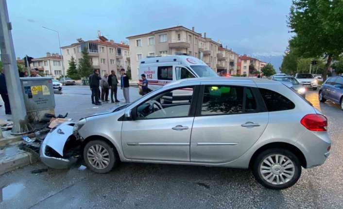 ERZİNCAN’DA YAĞMUR YAĞIŞININ ETKİSİYLE KAYGANLAŞAN YOLDA SÜRÜCÜSÜNÜN KONTROLÜNDEN ÇIKAN OTOMOBİL,