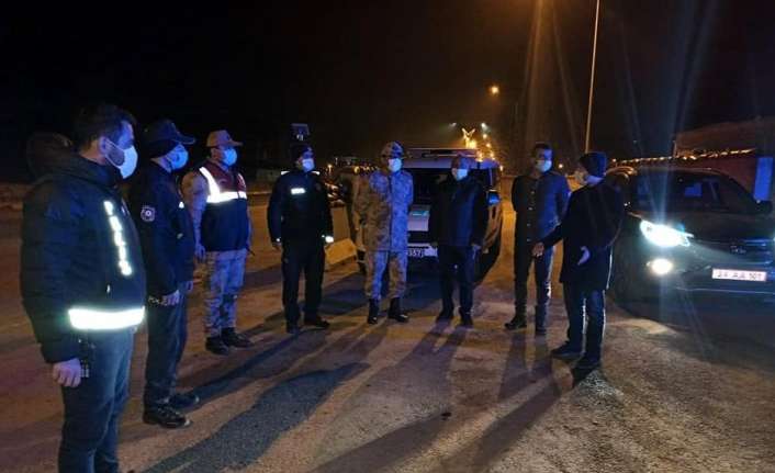 Erzincan’ın Çayırlı Kaymakamı Abdullah Arslantürk, ilçe girişinde bulunan uygulama noktasında