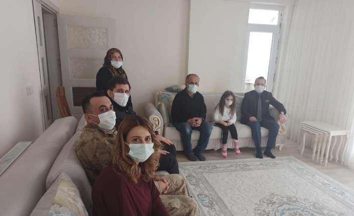 Çayırlı Kaymakamı Abdullah Arslantürk ilçede bulunan şehit ailesini ziyaret etti.