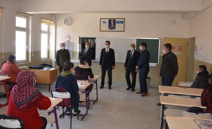 KAYMAKAM ÇELİK, ANADOLU LİSESİNİ ZİYARET ETTİ