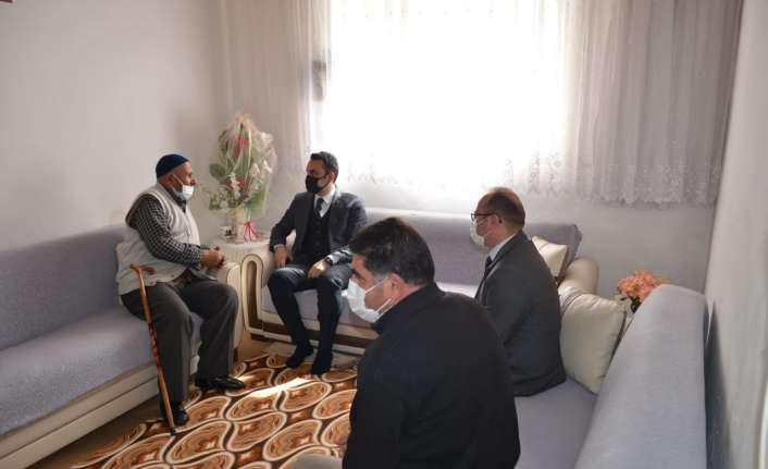 Tercan Kaymakamı Musa Kazım Çelik, hane ziyaretleri kapsamında Esat Bedirhanoğlu