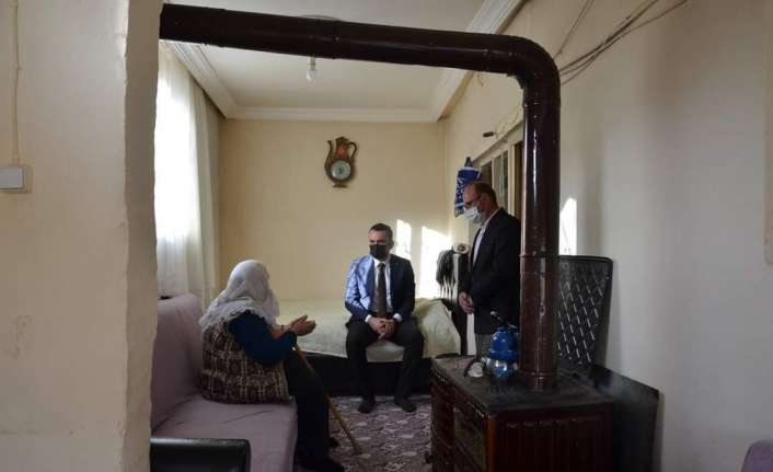 Erzincan’ın Tercan ilçesi Kaymakamı Musa Kazım Çelik, hane ziyaretleri kapsamında