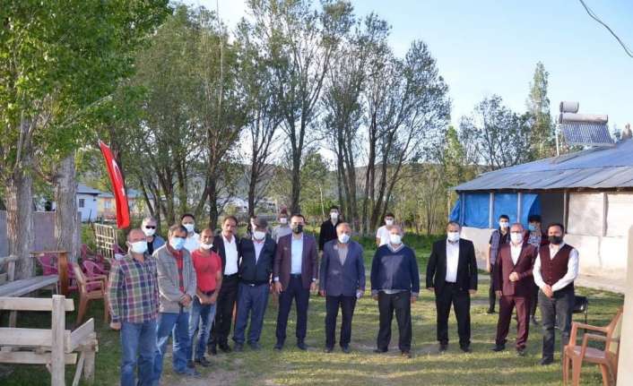 Tercan Kaymakamı Musa Kazım Çelik, şehit ailelerini evlerinde ziyaret ederek