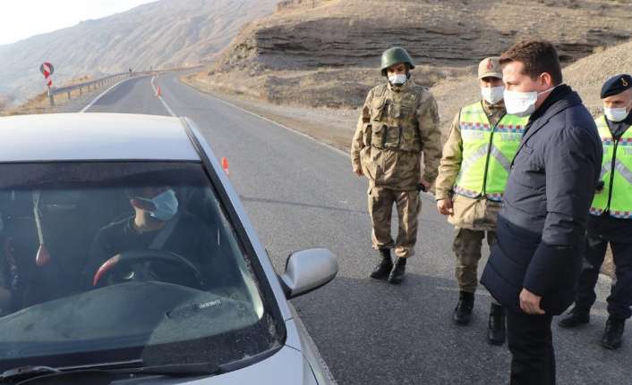 İliç Kaymakamı Yusuf Kaptanoğlu, Divriği-Dostal köyü yol ayrımı mevkiinde bulunan