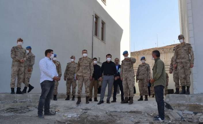 Kaymakam Kaykaç, Altınbaş ile Jandarma Komando Tabur Komutanlığında incelemede bulundu Refahiye Kaymakamı Eyüp Kaykaç, İl Jandarma Komutanı Halil Altınbaş ile