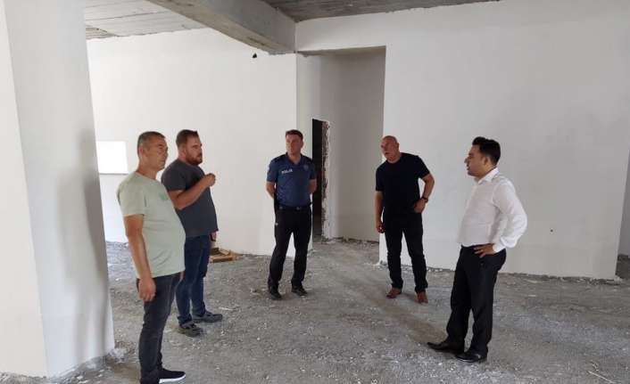 Refahiye Kaymakamı Eyüp Kaykaç ve beraberindekiler inşaatı devam eden Cemevinde