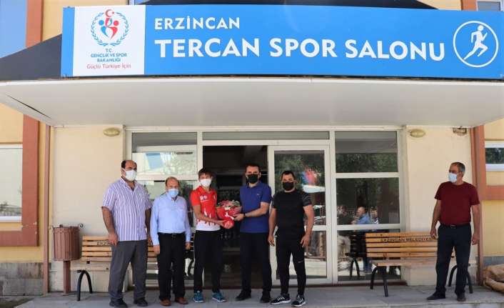 Tercan Kaymakamlığı tarafından güreş öğrencilerine giyim ve kullanacakları malzemeler hediye