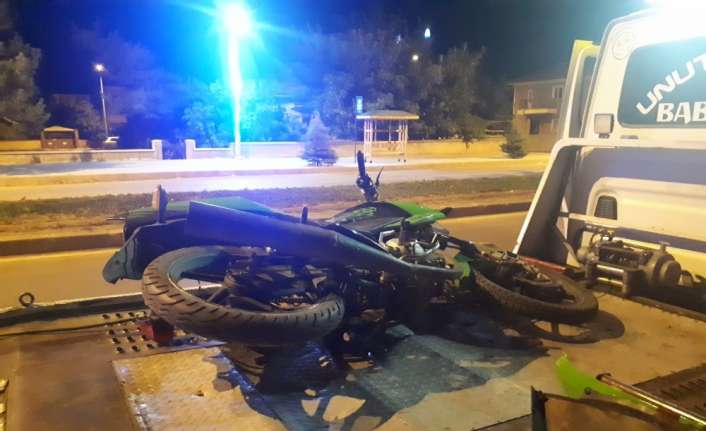 ERZİNCAN'DA MOTOSİKLETİYLE KAZA YAPAN SÜRÜCÜ TEDAVİYİ KABUL ETMEYEREK OLAY YERİNDEN
