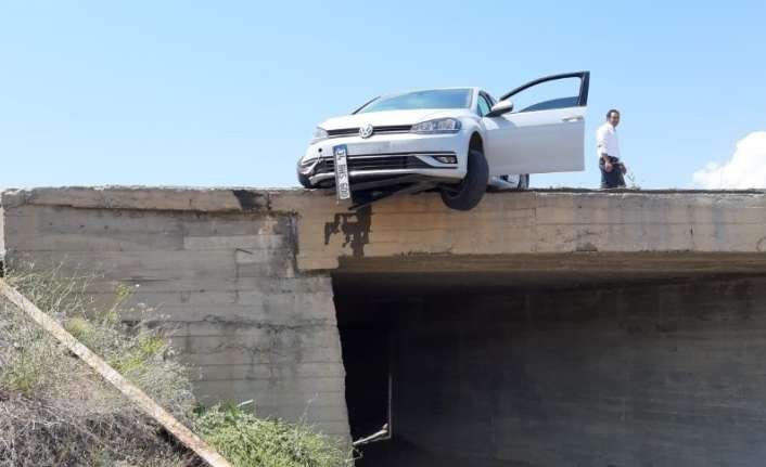 Erzincan’da bariyerlere çarpan otomobil köprüde asılı kaldı.