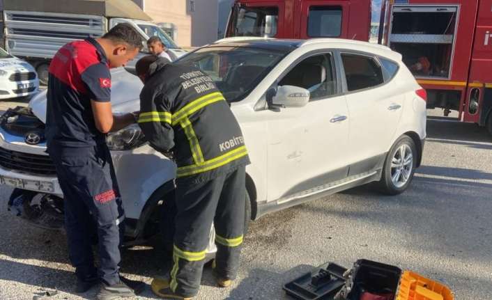 Erzincan’da kaza yapan aracın çarptığı bahçe duvarı çocuğun üzerine devrildi.