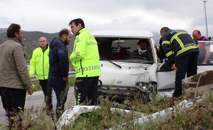 Aracın hâkimiyetini kaybederek oto yolu orta bölümde bulunan Refüjler üzerindeki