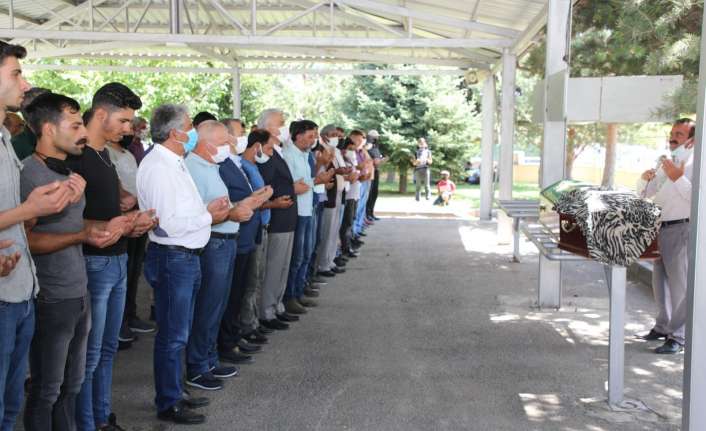Erzincan-Sivas kara yolu Kemah kavşağı yakınlarında dün sabah saatlerinde tır