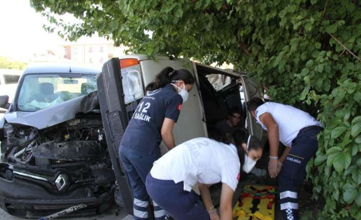 Erzincan’da takla atan otomobil içerisinde sıkışan sürücü aracın ön camı