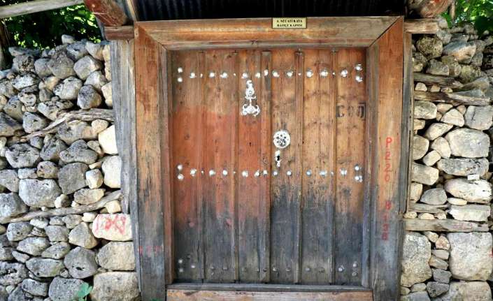 Erzincan’ın Kemaliye ilçesinde sadece bir demirci ustası tarafından üretilen kapı