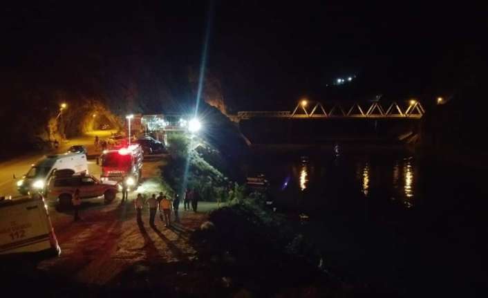 Erzincan’ın Kemaliye ilçesinde Şirzı köprüsünün girişinden nehre uçan minibüste hayatlarını