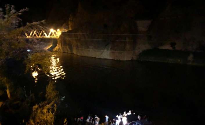 EErzincan’ın Kemaliye ilçesinde yolcu minibüsü Fırat Nehri’ne uçtu. Kazada 4