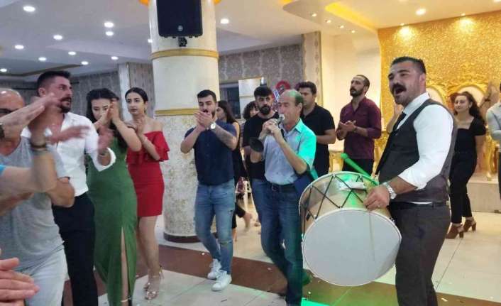 Erzincan’da kendi düğününde eline aldığı davul ve zurnayı çalan damat