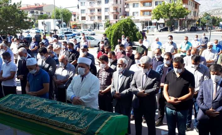 KENDİNİ YAKAN SEYYAR SATICI TOPRAĞA VERİLDİ