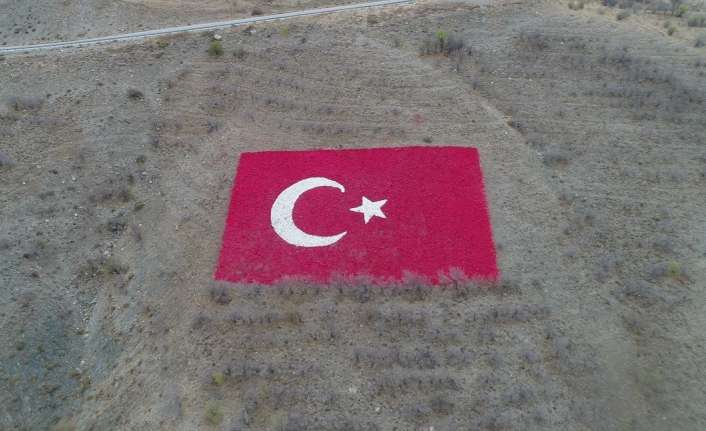 Keşiş Dağları yamaçlarında bulunan Şanlı Türk Bayrağı Erzincan Belediyesi tarafından