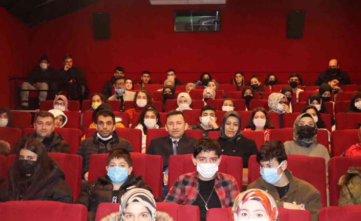 Erzincan’da ilçelerden gelen öğrenciler "Kesişme: İyi ki Varsın Eren" filmi