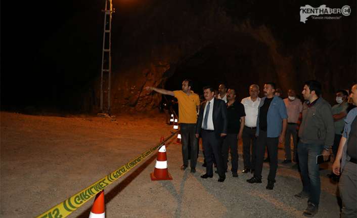 Erzincan’ın Kemaliye ilçesinde Şirzı köprüsünün girişinden nehre uçan minibüste hayatlarını