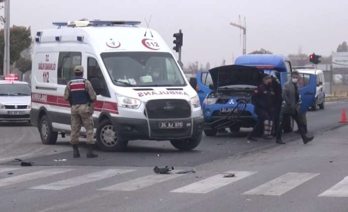 Erzincan’da kırmızı ışıkta duramayan tır askere araca çarptı. Kazada 3