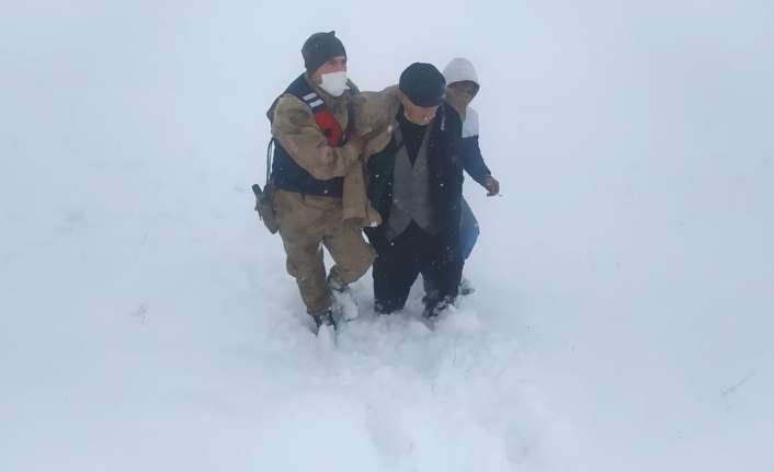 Erzincan’ın İliç ilçesinde yolunu kaybederek kırsalda donma tehlikesi geçiren vatandaşı