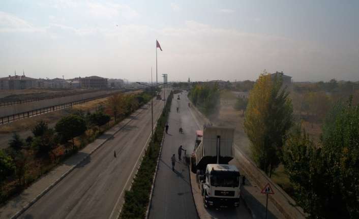 Erzincan’da yaklaşan kış mevsimi öncesi asfaltlama çalışmalarına ağırlık verildi.