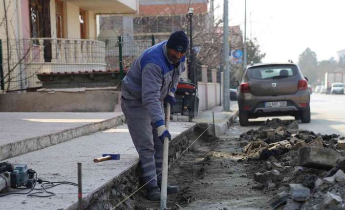 Erzincan’da kış sezonu boyunca tahrip olan kaldırım ve yollarda tadilat