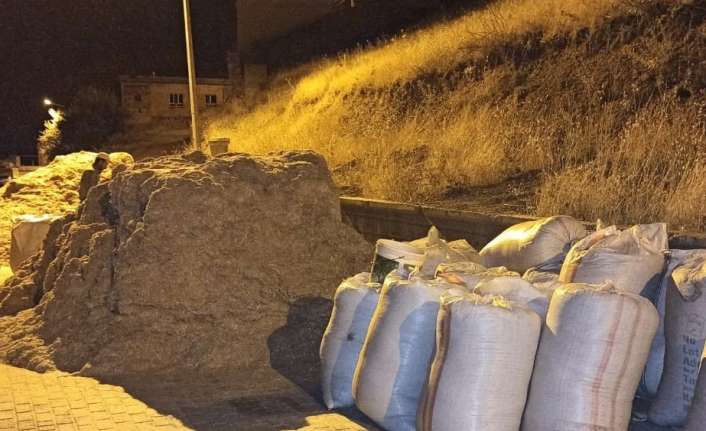 Erzincan’da buğday hasadının başlanmasının ardından çiftçiler, kış aylarında hayvanların beslenmesi