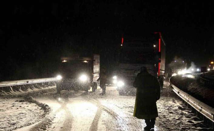 Erzincan’ı Sivas’a bağlayan 2190 rakımlı Kızıldağ Geçidinde gece saatlerinde kar