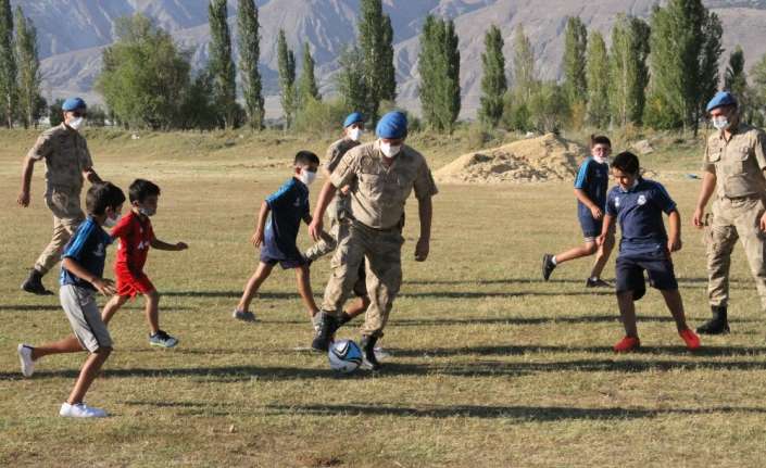Erzincan İl Jandarma Komutanlığında görev yapan komandolar, Karadiğin köyünde forma