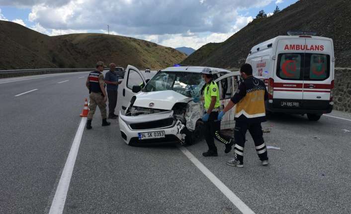 Erzincan’da istinat duvarına çarpıp takla atan otomobilde 4 kişi yaralandı.