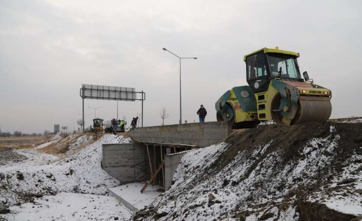 Erzincan-Sivas kara yolunun 7. kilometresinde bulunan köprüde genişletme çalışmaları sona