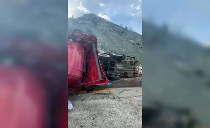 KOVAN YÜKLÜ TIR İLE MİNİBÜS ÇARPIŞTI: 3 YARALI