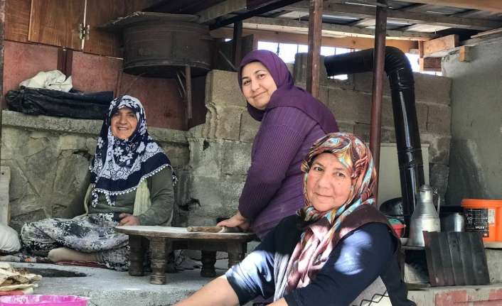 Erzincan’da köyde yaşayan kadınlar, yapımı meşakkatli olan tandır ekmeği geleneğini