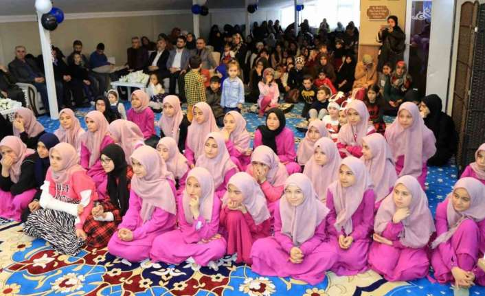 ERZİNCAN’DA KIZ KUR’AN KURSU ÖĞRENCİLERİ TARAFINDAN DÜZENLENEN ÇANAKKALE ZAFERİ VE