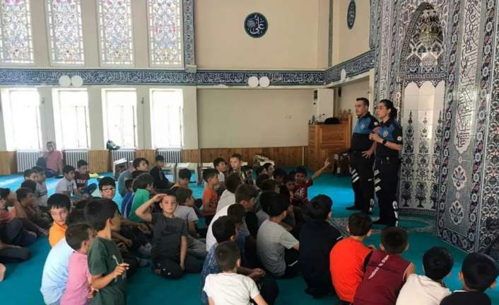 Erzincan’da polis ekiplerince, kent merkezinde bulunan Kur’an Kurslarında kişisel güvenlik