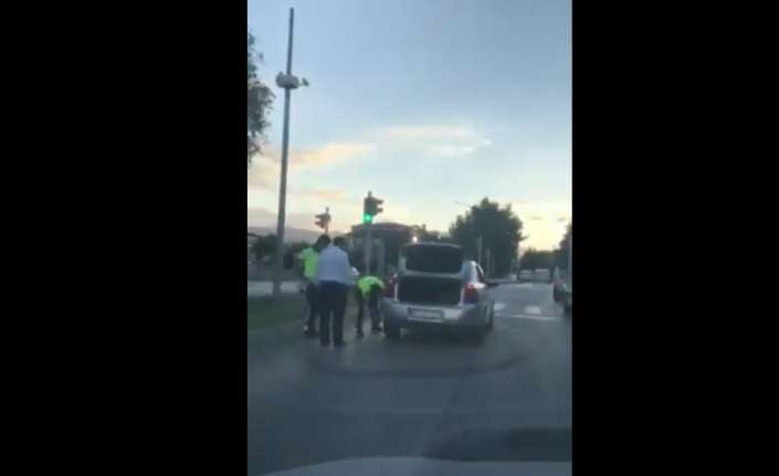 Erzincan’da seyir halindeyken otomobilinin lastiği patlayan sürücünün yardımına trafik polisleri