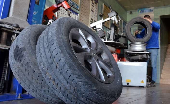 Ülke genelinde 1 Aralık’ta başlayan kış lastiği takma zorunluluğu nedeniyle