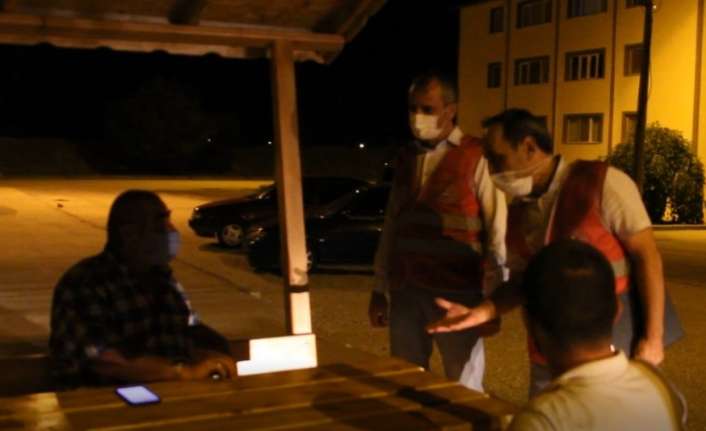 mahalle denetim ekibi görevlileri gece geç saatlere kadar karantinada bulunan