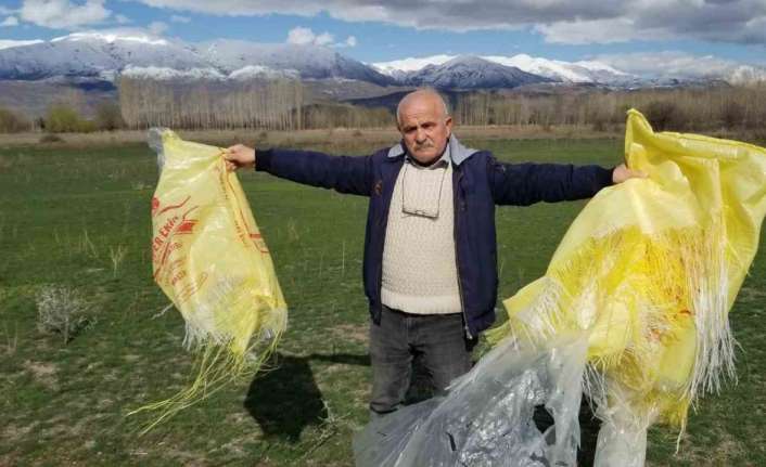 MERALARA ÇÖP OLARAK ATILAN ÇUVALLAR HAYVANLAR İÇİN TEHLİKE SAÇIYOR